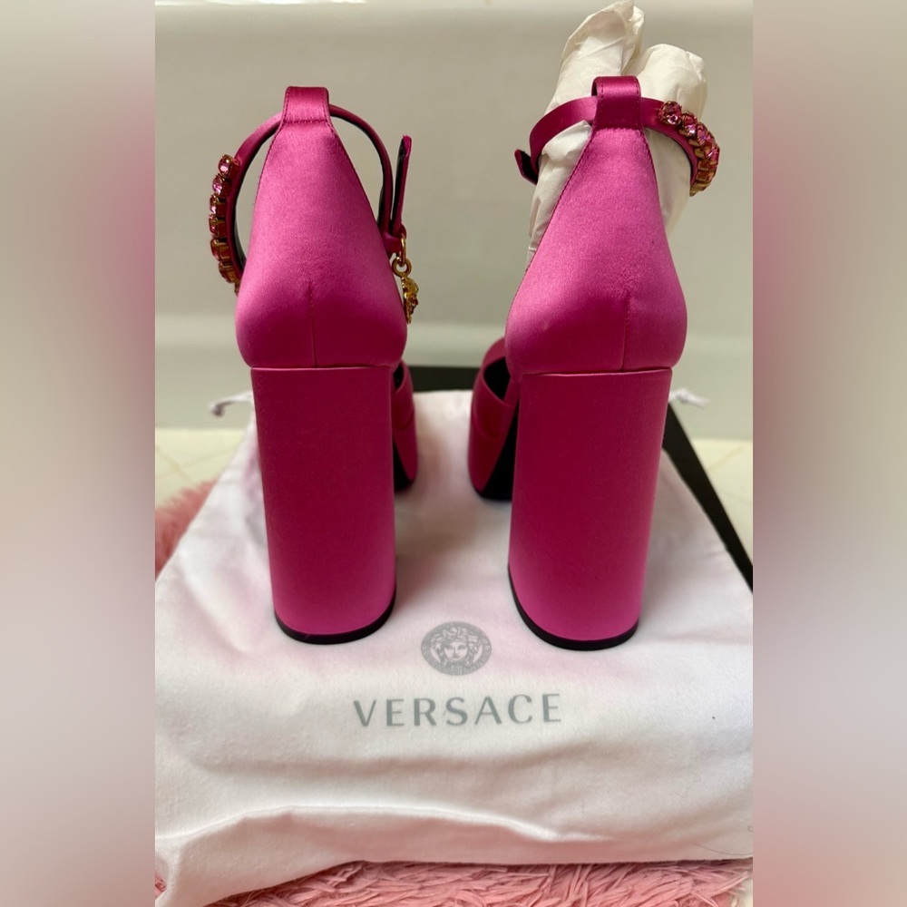 SOLD NWT VERSACE Barbie Medusa Satin D’Orsay Platform Pumps Pink 38/US 7.5 - Picture 10 of 13